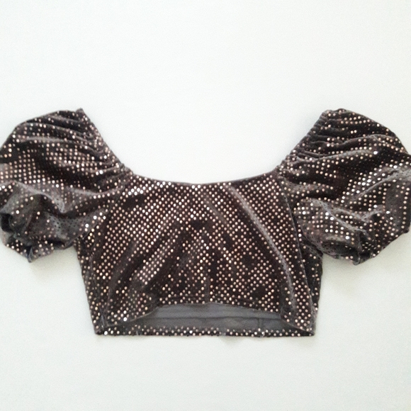 Sweet Heart Cut Crop Top - Picture 3 of 3